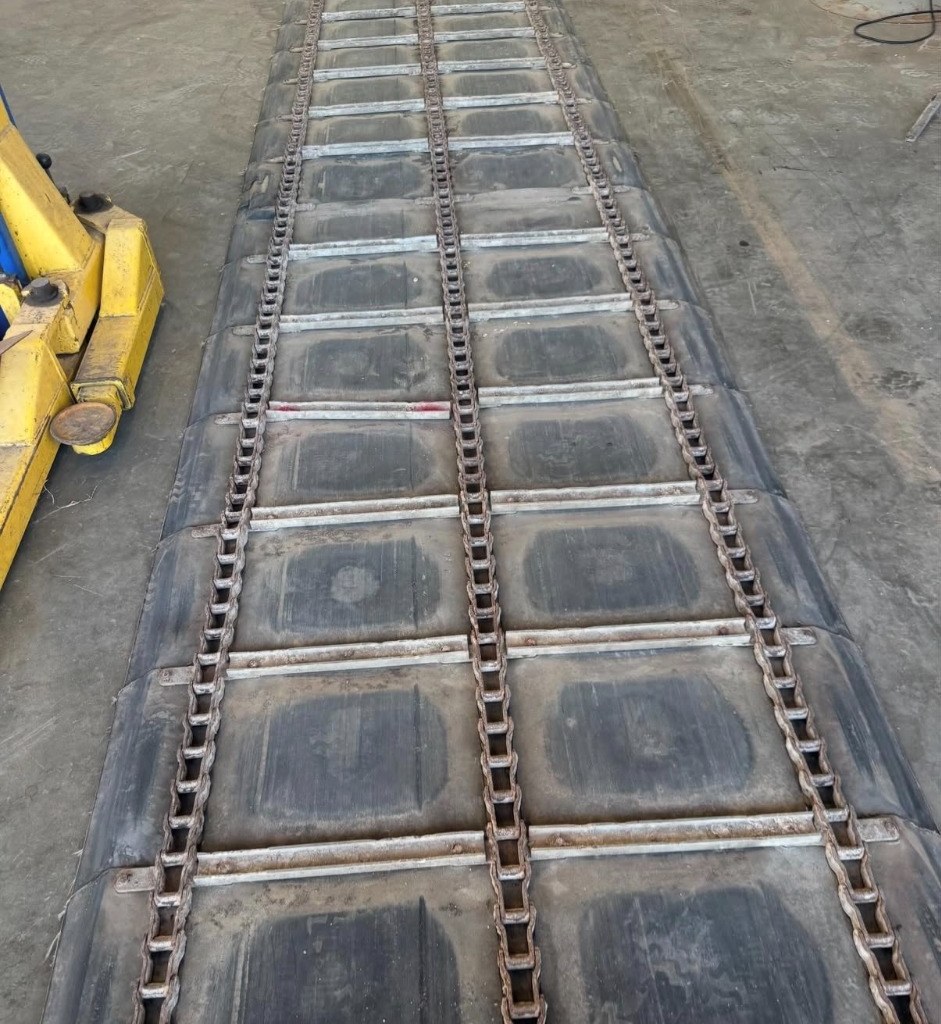 Three-chain unloading assembly laid out in the shop